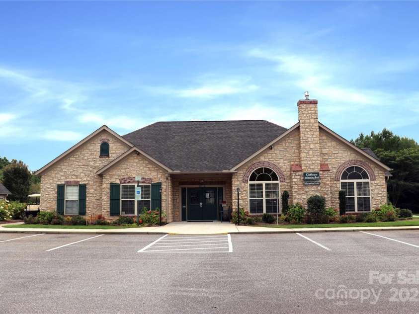 805 Wynnshire Drive, Hickory, NC 28601.  MLS# CAR4294839, YatesRealty ID 1872. 