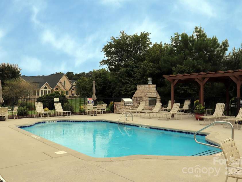805 Wynnshire Drive, Hickory, NC 28601.  MLS# CAR4294839, YatesRealty ID 1872. 