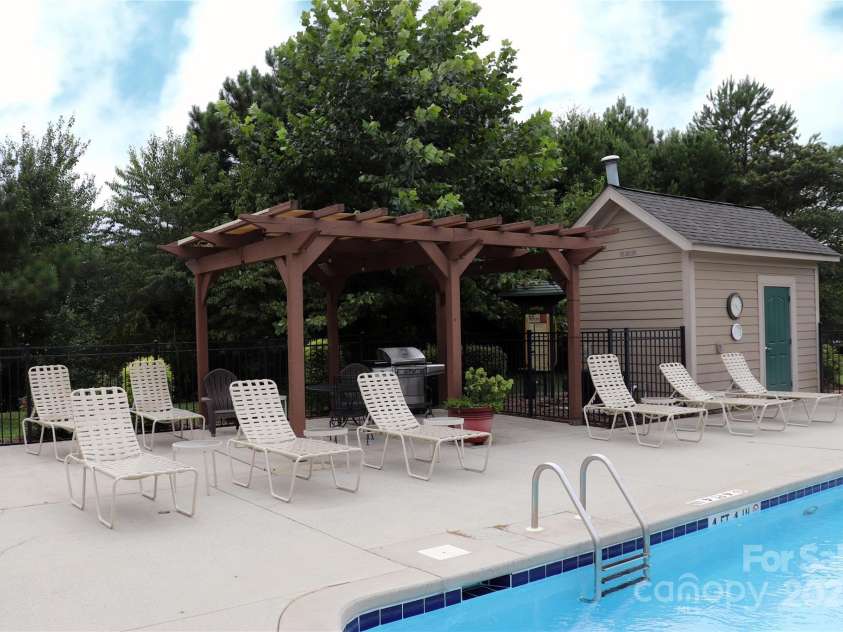 805 Wynnshire Drive, Hickory, NC 28601.  MLS# CAR4294839, YatesRealty ID 1872. 