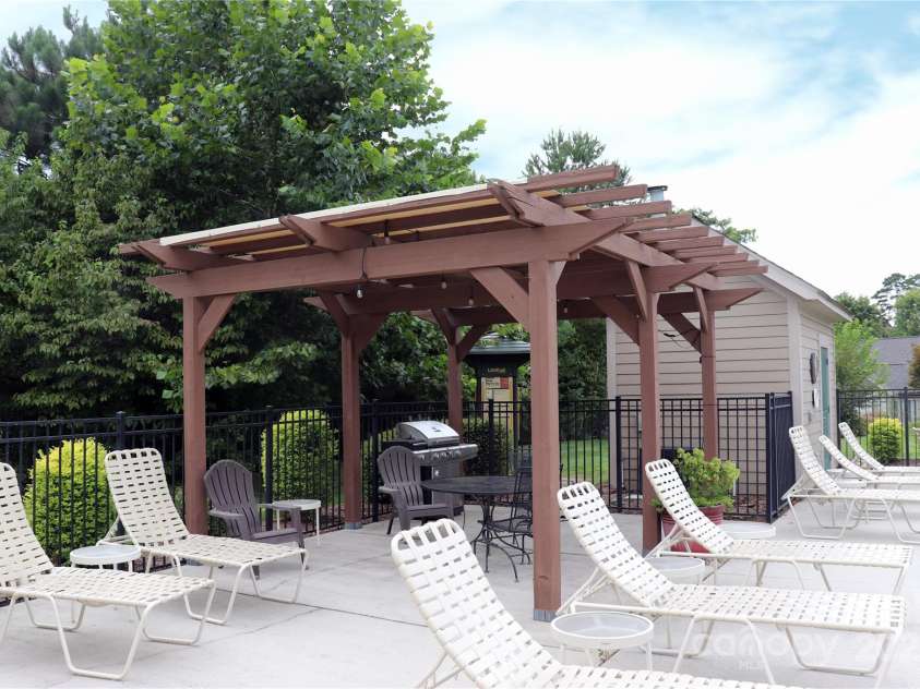 805 Wynnshire Drive, Hickory, NC 28601.  MLS# CAR4294839, YatesRealty ID 1872. 
