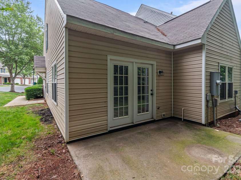 4557 Panther Place, Charlotte, NC 28269.  MLS# CAR4264508, YatesRealty ID 18722. Area for Relaxing