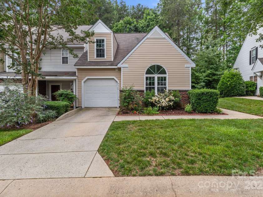 4557 Panther Place, Charlotte, NC 28269.  MLS# CAR4264508, YatesRealty ID 18722. Lovely End Unit with 1 Car Garage