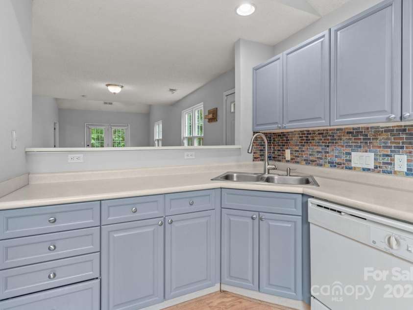 4557 Panther Place, Charlotte, NC 28269.  MLS# CAR4264508, YatesRealty ID 18722. Open Kitchen