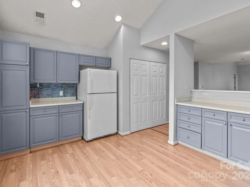 4557 Panther Place, Charlotte, NC 28269.  MLS# CAR4264508, YatesRealty ID 18722. Open Kitchen