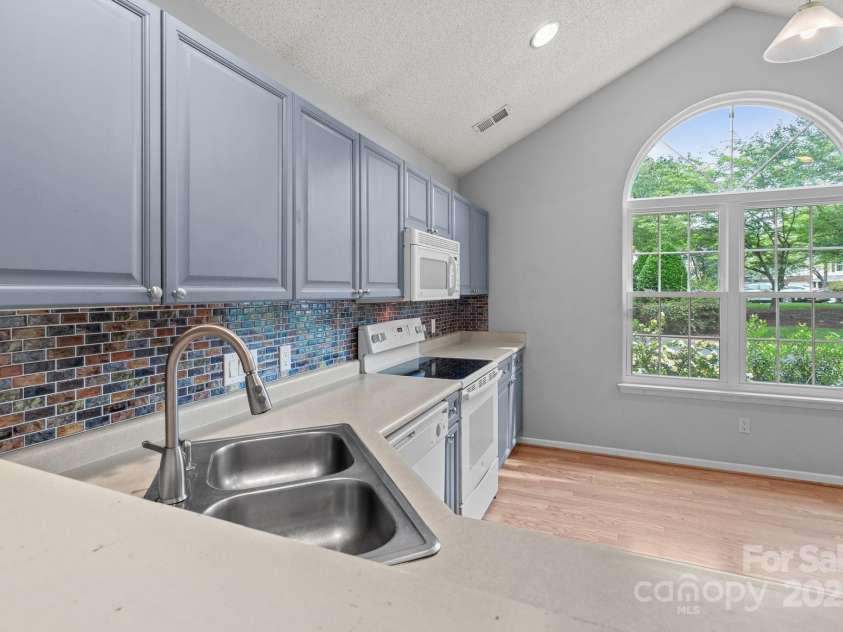 4557 Panther Place, Charlotte, NC 28269.  MLS# CAR4264508, YatesRealty ID 18722. Open Natural Light Kitchen