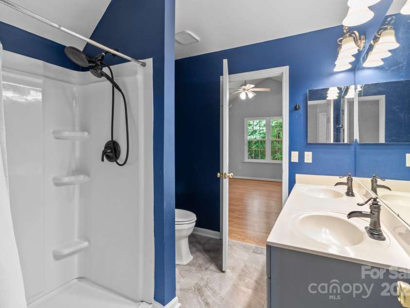 4557 Panther Place, Charlotte, NC 28269.  MLS# CAR4264508, YatesRealty ID 18722. Primary Bath