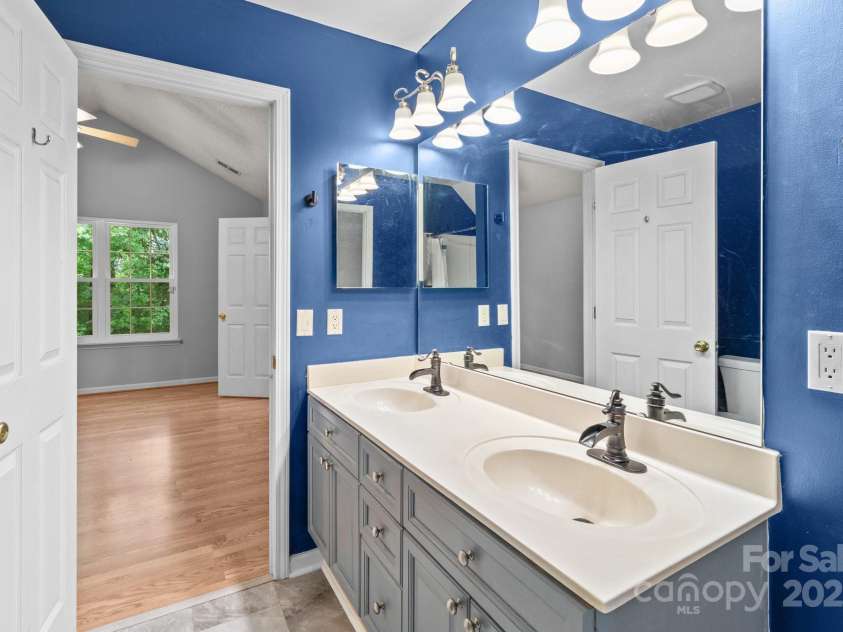 4557 Panther Place, Charlotte, NC 28269.  MLS# CAR4264508, YatesRealty ID 18722. Primary Bath