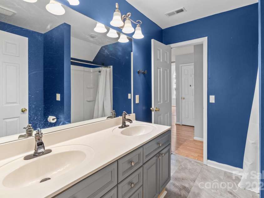 4557 Panther Place, Charlotte, NC 28269.  MLS# CAR4264508, YatesRealty ID 18722. Primary Bath