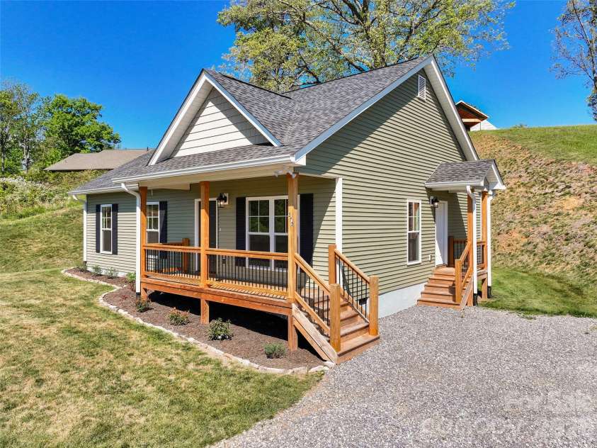 373 Barefoot Ridge, Clyde, NC 28721.  MLS# CAR4378418, YatesRealty ID 18724. 
