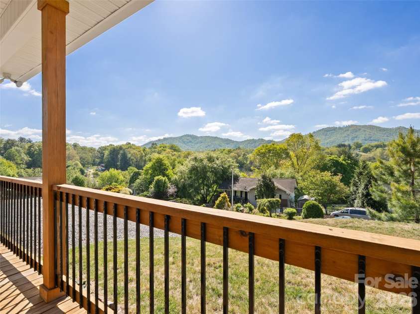 373 Barefoot Ridge, Clyde, NC 28721.  MLS# CAR4378418, YatesRealty ID 18724. 