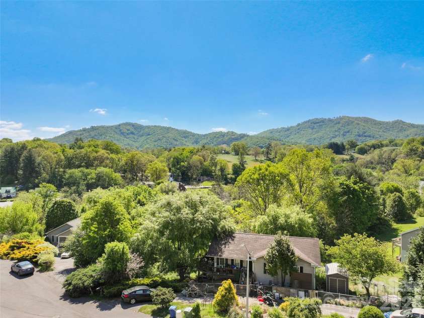373 Barefoot Ridge, Clyde, NC 28721.  MLS# CAR4378418, YatesRealty ID 18724. 