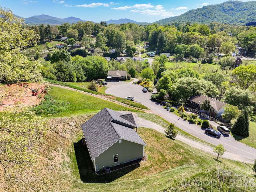 373 Barefoot Ridge, Clyde, NC 28721.  MLS# CAR4378418, YatesRealty ID 18724. 