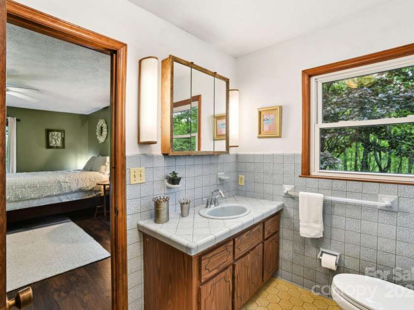 675 Terrys Gap Road, Hendersonville, NC 28792.  MLS# CAR4253126, YatesRealty ID 18724. Convenient Jack-and-Jill bathroom