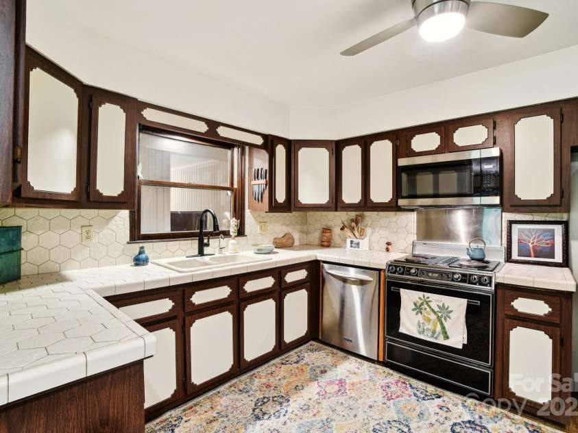 675 Terrys Gap Road, Hendersonville, NC 28792.  MLS# CAR4253126, YatesRealty ID 18724. Roomy kitchen with plenty of cabinet space