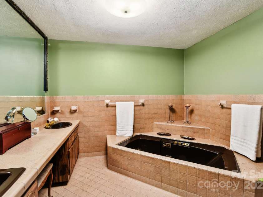 675 Terrys Gap Road, Hendersonville, NC 28792.  MLS# CAR4253126, YatesRealty ID 18724. Stunning tiled garden tub and dual vanities