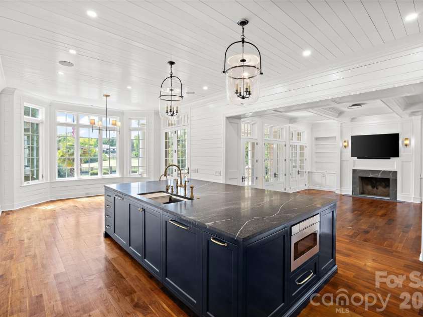 4536 Parview Drive, Charlotte, NC 28226.  MLS# CAR4376989, YatesRealty ID 18729. Chef's kitchen with Viking & SubZero appliances, oversized island & a breakfast room with a view overlooking the family room with fireplace