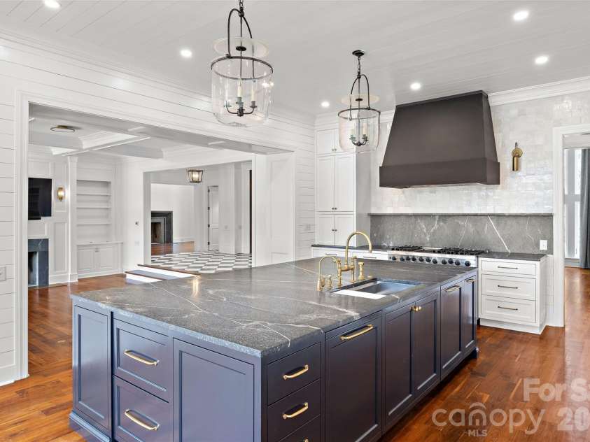 4536 Parview Drive, Charlotte, NC 28226.  MLS# CAR4376989, YatesRealty ID 18729. Chef's kitchen with Viking & SubZero appliances, oversized island & a breakfast room with a view overlooking the family room with fireplace