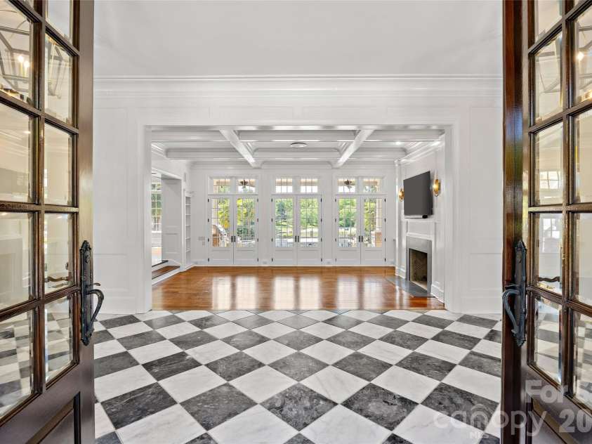 4536 Parview Drive, Charlotte, NC 28226.  MLS# CAR4376989, YatesRealty ID 18729. Entry foyer