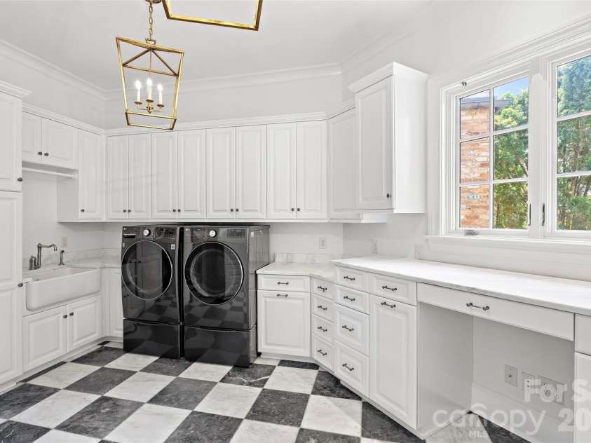 4536 Parview Drive, Charlotte, NC 28226.  MLS# CAR4376989, YatesRealty ID 18729. First floor laundry room