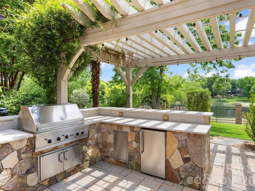 4536 Parview Drive, Charlotte, NC 28226.  MLS# CAR4376989, YatesRealty ID 18729. Outdoor kitchen