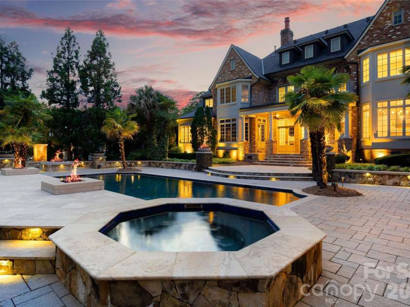 4536 Parview Drive, Charlotte, NC 28226.  MLS# CAR4376989, YatesRealty ID 18729. Stunning resort style pool & spa