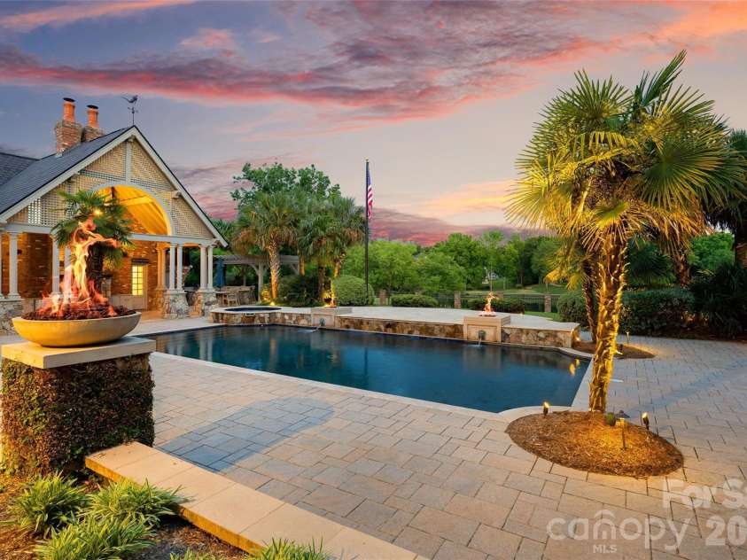 4536 Parview Drive, Charlotte, NC 28226.  MLS# CAR4376989, YatesRealty ID 18729. Stunning resort style pool & spa