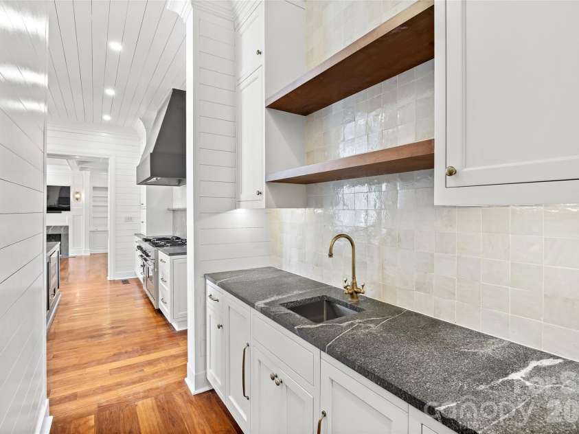 4536 Parview Drive, Charlotte, NC 28226.  MLS# CAR4376989, YatesRealty ID 18729. Wet bar