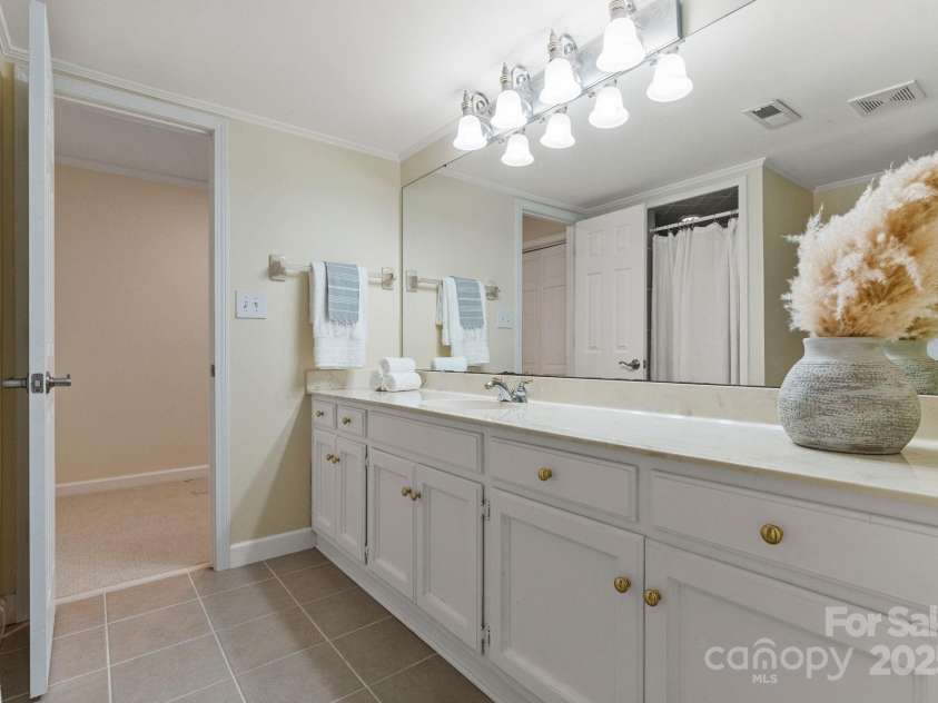 5125 Winding Brook Road, Charlotte, NC 28226.  MLS# CAR4241035, YatesRealty ID 18729. Basement Full Bath