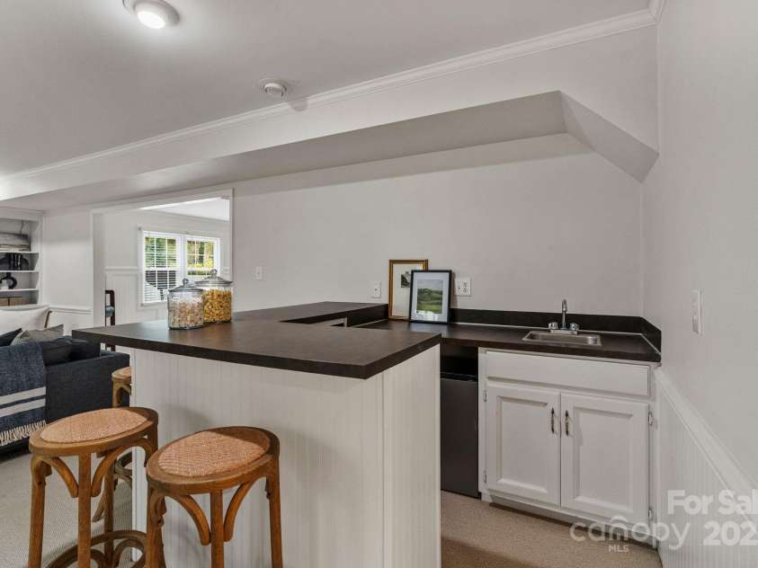 5125 Winding Brook Road, Charlotte, NC 28226.  MLS# CAR4241035, YatesRealty ID 18729. Basement Wet Bar
