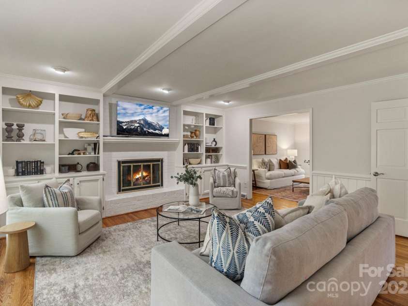 5125 Winding Brook Road, Charlotte, NC 28226.  MLS# CAR4241035, YatesRealty ID 18729. Family Room