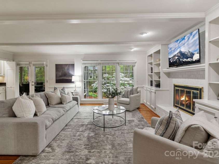 5125 Winding Brook Road, Charlotte, NC 28226.  MLS# CAR4241035, YatesRealty ID 18729. Family Room w/ wet bar & fireplace