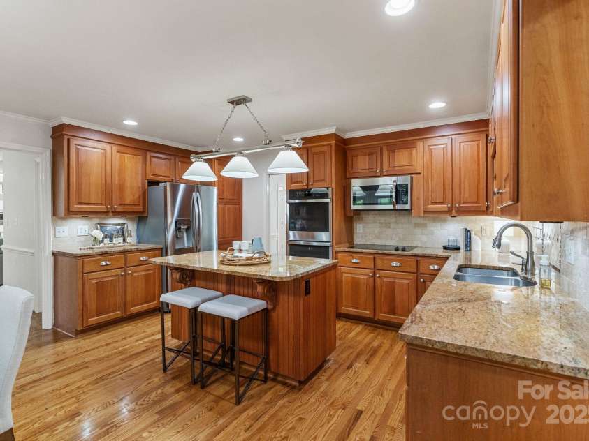 5125 Winding Brook Road, Charlotte, NC 28226.  MLS# CAR4241035, YatesRealty ID 18729. Kitchen features granite countertops & double ovens