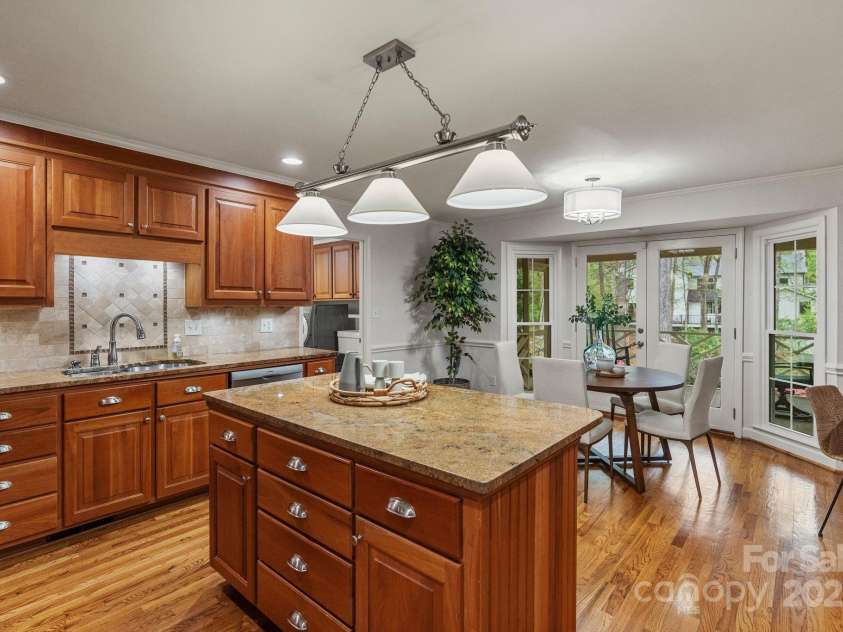 5125 Winding Brook Road, Charlotte, NC 28226.  MLS# CAR4241035, YatesRealty ID 18729. Kitchen with double sink