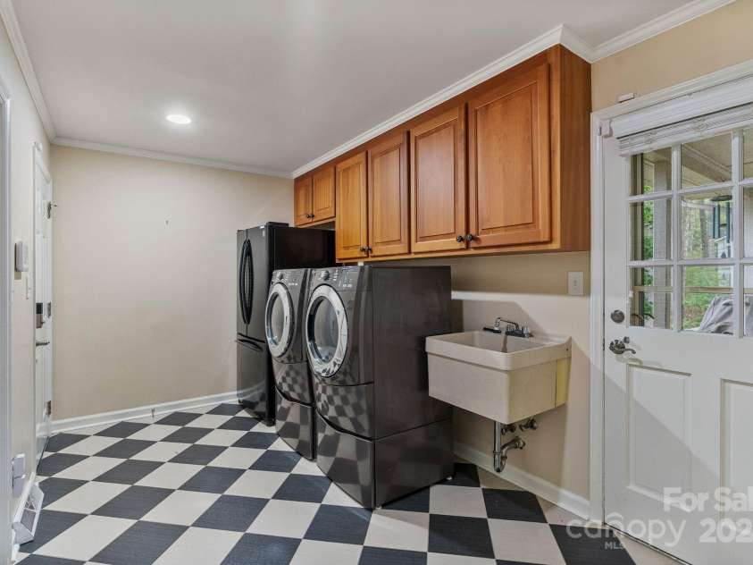 5125 Winding Brook Road, Charlotte, NC 28226.  MLS# CAR4241035, YatesRealty ID 18729. Laundry/Mudroom