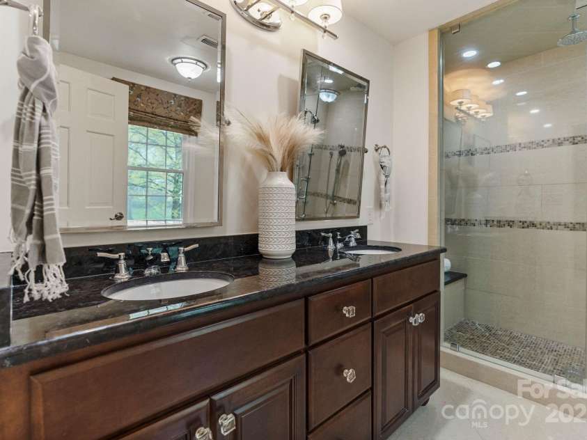 5125 Winding Brook Road, Charlotte, NC 28226.  MLS# CAR4241035, YatesRealty ID 18729. Primary Bathroom