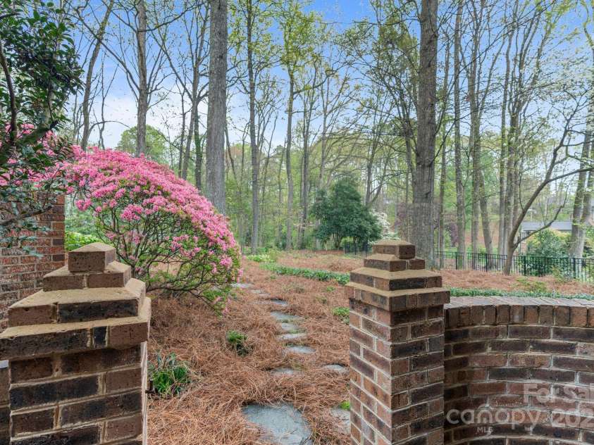 5125 Winding Brook Road, Charlotte, NC 28226.  MLS# CAR4241035, YatesRealty ID 18729. Serene Backyard