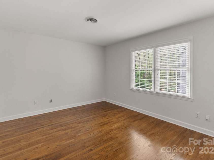 5125 Winding Brook Road, Charlotte, NC 28226.  MLS# CAR4241035, YatesRealty ID 18729. Upstairs Bedroom 4