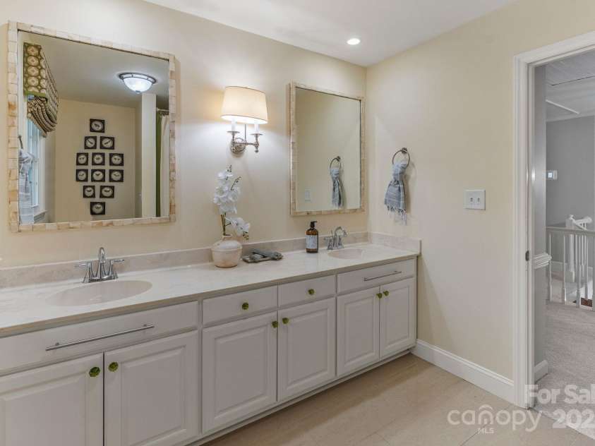 5125 Winding Brook Road, Charlotte, NC 28226.  MLS# CAR4241035, YatesRealty ID 18729. Upstairs Full Bath