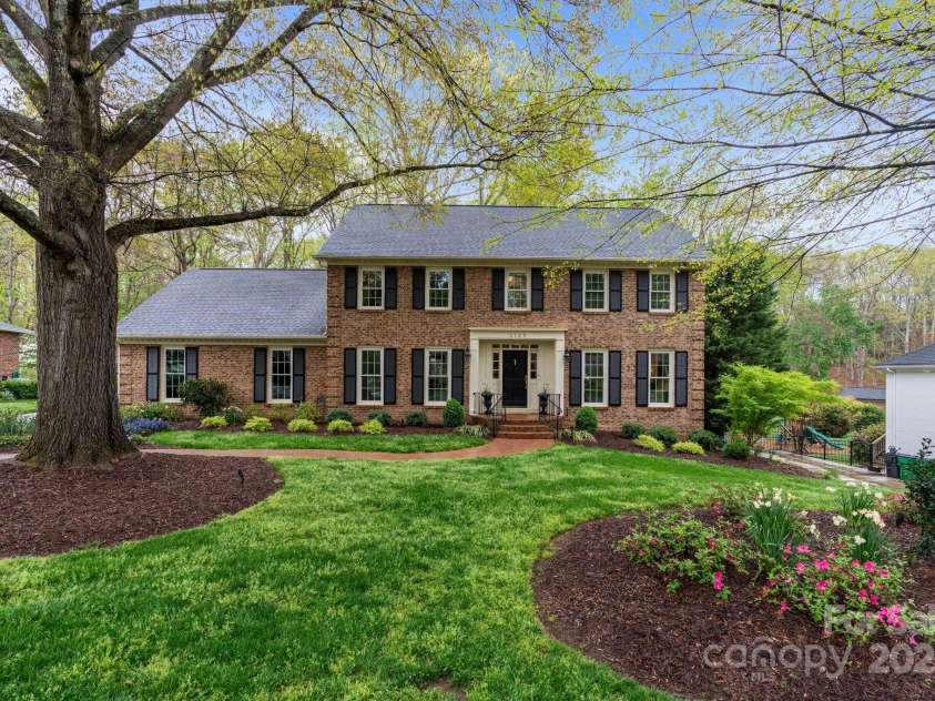 5125 Winding Brook Road, Charlotte, NC 28226.  MLS# CAR4241035, YatesRealty ID 18729. Welcome Home!