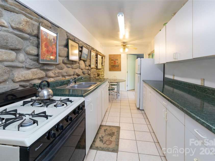 28 & 29 Spruce Chase Lane, Swannanoa, NC 28778.  MLS# CAR4251000, YatesRealty ID 18737. Apartment Kitchen
