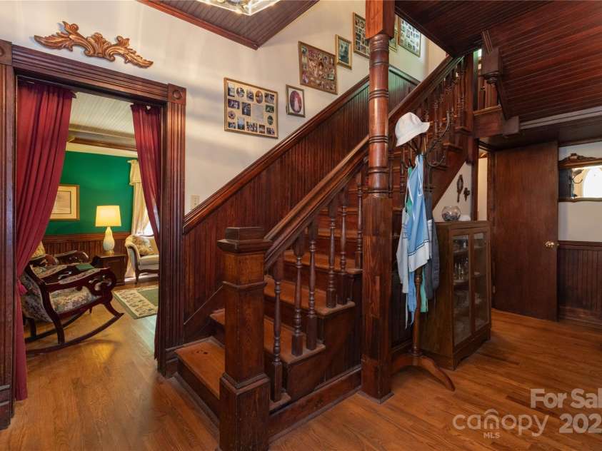 28 & 29 Spruce Chase Lane, Swannanoa, NC 28778.  MLS# CAR4251000, YatesRealty ID 18737. Foyer