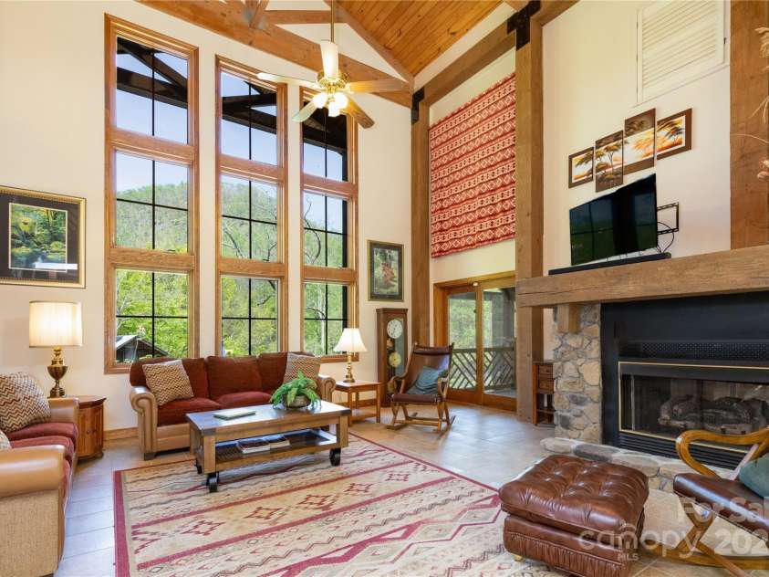 28 & 29 Spruce Chase Lane, Swannanoa, NC 28778.  MLS# CAR4251000, YatesRealty ID 18737. Grand Room