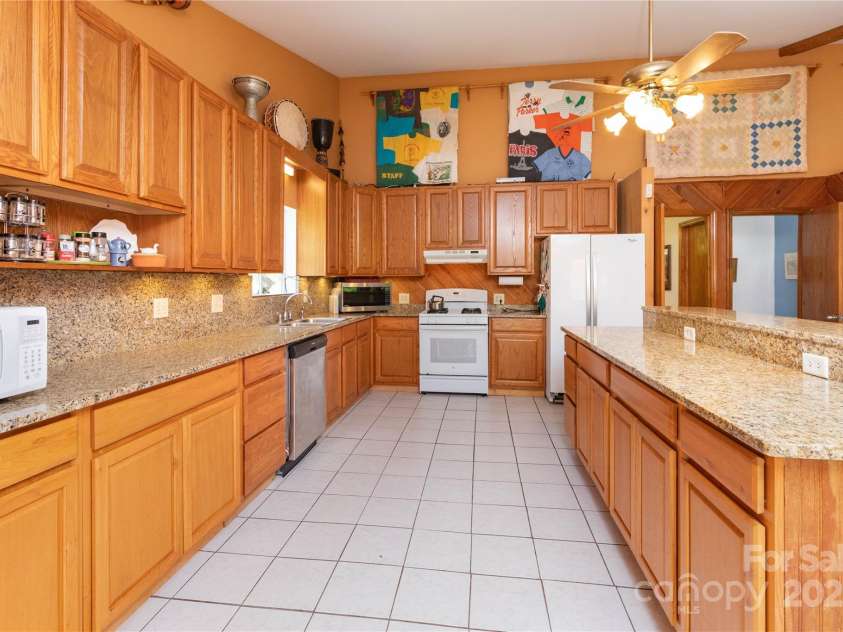 28 & 29 Spruce Chase Lane, Swannanoa, NC 28778.  MLS# CAR4251000, YatesRealty ID 18737. Kitchen