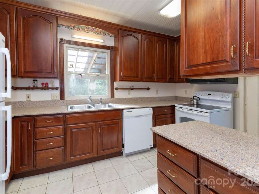 28 & 29 Spruce Chase Lane, Swannanoa, NC 28778.  MLS# CAR4251000, YatesRealty ID 18737. Kitchen