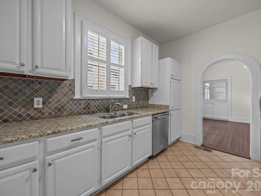 1508 Thomas Avenue, Charlotte, NC 28205.  MLS# CAR4353551, YatesRealty ID 18738. 