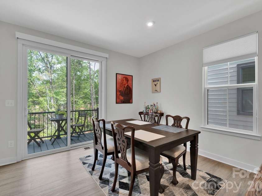 336 Twinflower Lane, Charlotte, NC 28205.  MLS# CAR4367102, YatesRealty ID 18739. Bright and inviting dining area with seamless flow to the main living space and direct access to a private deck, perfect for indoor-outdoor living, entertaining, or relaxing.