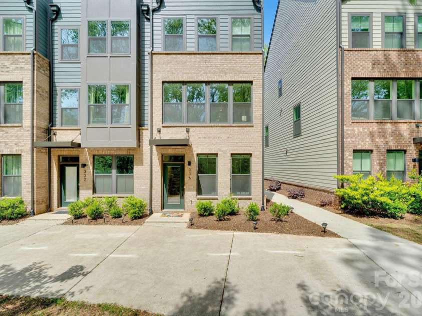 336 Twinflower Lane, Charlotte, NC 28205.  MLS# CAR4367102, YatesRealty ID 18739. End Unit! 