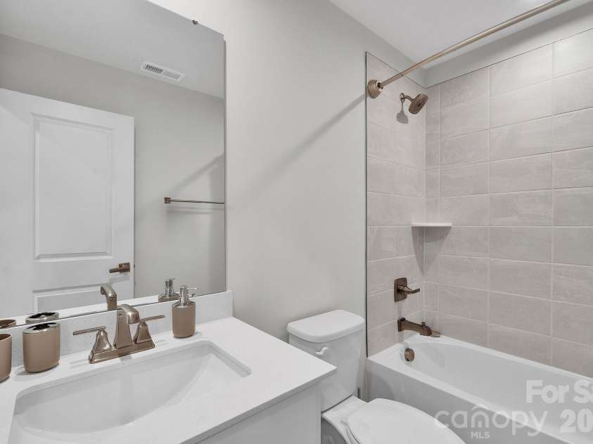 336 Twinflower Lane, Charlotte, NC 28205.  MLS# CAR4367102, YatesRealty ID 18739. Entry level guest bath