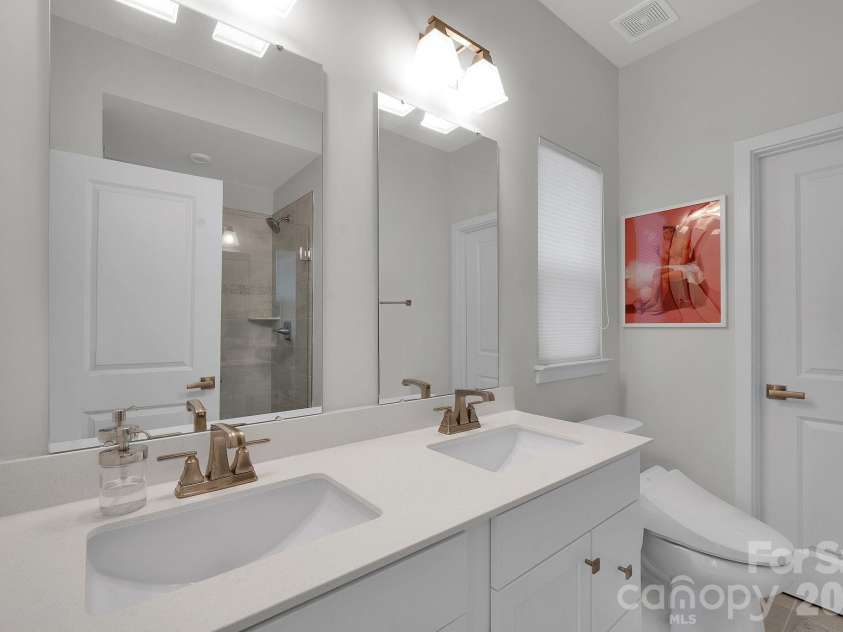 336 Twinflower Lane, Charlotte, NC 28205.  MLS# CAR4367102, YatesRealty ID 18739. Primary Bath 