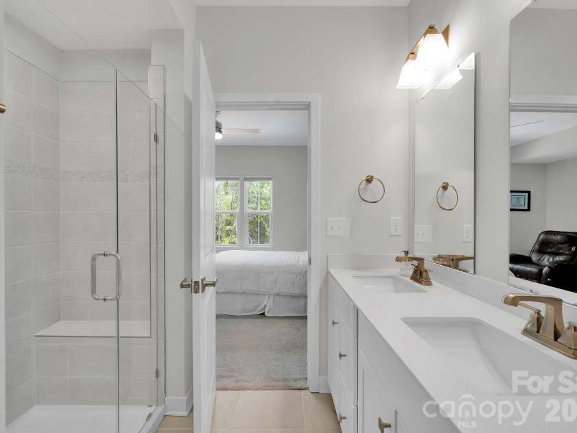 336 Twinflower Lane, Charlotte, NC 28205.  MLS# CAR4367102, YatesRealty ID 18739. Primary Bath 